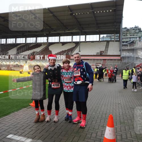 07.12.2025 - St. Pauli X-Mass-Run No. 15 Fabian Wolf http://msf.ph/oto/9425268 07.12.2025 12:12:32 Ziel 3972, 3977, 3978 meine-sportfotos.de
