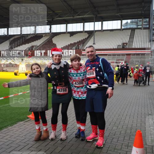 07.12.2025 - St. Pauli X-Mass-Run No. 15 Fabian Wolf http://msf.ph/oto/9425269 07.12.2025 12:12:34 Ziel 3972, 3977, 3978 meine-sportfotos.de