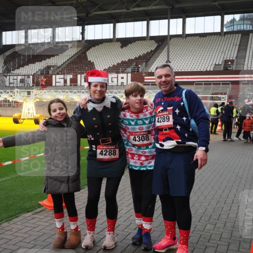 07.12.2025 - St. Pauli X-Mass-Run No. 15 Fabian Wolf http://msf.ph/oto/9425273 07.12.2025 12:12:35 Ziel 3972, 3977, 3978 meine-sportfotos.de