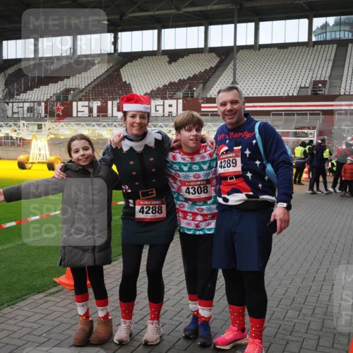 07.12.2025 - St. Pauli X-Mass-Run No. 15 Fabian Wolf http://msf.ph/oto/9425275 07.12.2025 12:12:36 Ziel 3972, 3977, 3978 meine-sportfotos.de