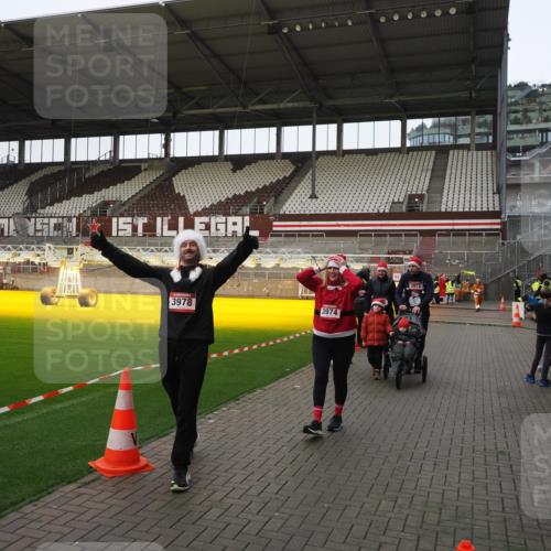 07.12.2025 - St. Pauli X-Mass-Run No. 15 Fabian Wolf http://msf.ph/oto/9425284 07.12.2025 12:13:02 Ziel 1500, 1503 meine-sportfotos.de