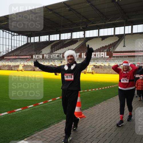 07.12.2025 - St. Pauli X-Mass-Run No. 15 Fabian Wolf http://msf.ph/oto/9425287 07.12.2025 12:13:03 Ziel 1500, 1503, 2543 meine-sportfotos.de