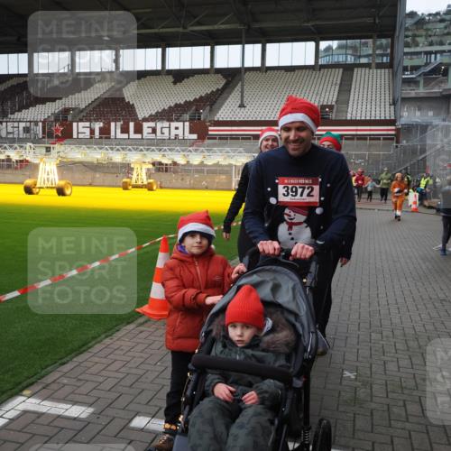 07.12.2025 - St. Pauli X-Mass-Run No. 15 Fabian Wolf http://msf.ph/oto/9425300 07.12.2025 12:13:09 Ziel 455, 463, 466, 2543 meine-sportfotos.de