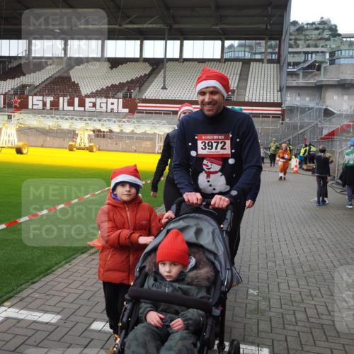 07.12.2025 - St. Pauli X-Mass-Run No. 15 Fabian Wolf http://msf.ph/oto/9425301 07.12.2025 12:13:09 Ziel 455, 463, 466, 2543 meine-sportfotos.de