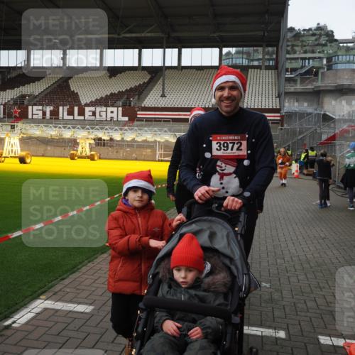 07.12.2025 - St. Pauli X-Mass-Run No. 15 Fabian Wolf http://msf.ph/oto/9425302 07.12.2025 12:13:09 Ziel 455, 463, 466, 2543 meine-sportfotos.de