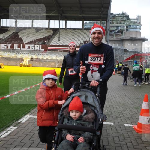07.12.2025 - St. Pauli X-Mass-Run No. 15 Fabian Wolf http://msf.ph/oto/9425305 07.12.2025 12:13:10 Ziel 455, 463, 466, 2543 meine-sportfotos.de