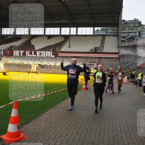 07.12.2025 - St. Pauli X-Mass-Run No. 15 Fabian Wolf http://msf.ph/oto/9425338 07.12.2025 12:13:29 Ziel 455, 463, 466, 3645, 4077, 4258, 4261, 4713 meine-sportfotos.de