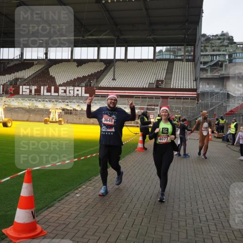 07.12.2025 - St. Pauli X-Mass-Run No. 15 Fabian Wolf http://msf.ph/oto/9425340 07.12.2025 12:13:30 Ziel 3645, 4077, 4258, 4261, 4713 meine-sportfotos.de