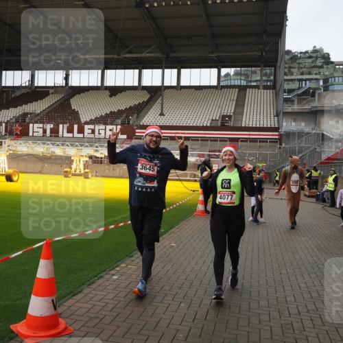 07.12.2025 - St. Pauli X-Mass-Run No. 15 Fabian Wolf http://msf.ph/oto/9425341 07.12.2025 12:13:30 Ziel 3645, 4077, 4258, 4261, 4713 meine-sportfotos.de