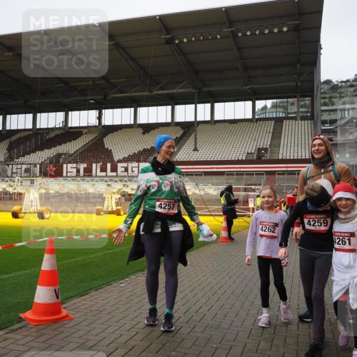 07.12.2025 - St. Pauli X-Mass-Run No. 15 Fabian Wolf http://msf.ph/oto/9425352 07.12.2025 12:13:41 Ziel 4048, 4179, 4258, 4261 meine-sportfotos.de