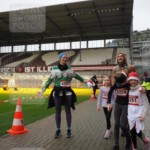 07.12.2025 - St. Pauli X-Mass-Run No. 15 Fabian Wolf http://msf.ph/oto/9425353 07.12.2025 12:13:41 Ziel 4048, 4179, 4258, 4261 meine-sportfotos.de