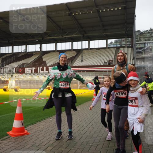 07.12.2025 - St. Pauli X-Mass-Run No. 15 Fabian Wolf http://msf.ph/oto/9425354 07.12.2025 12:13:41 Ziel 4048, 4179, 4258, 4261 meine-sportfotos.de