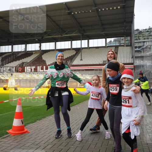 07.12.2025 - St. Pauli X-Mass-Run No. 15 Fabian Wolf http://msf.ph/oto/9425355 07.12.2025 12:13:42 Ziel 4048, 4179, 4258, 4261 meine-sportfotos.de