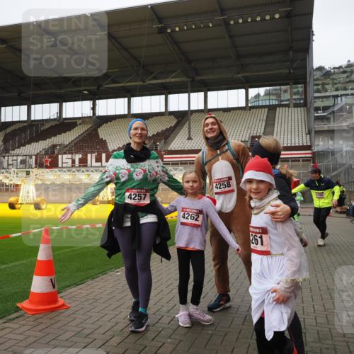 07.12.2025 - St. Pauli X-Mass-Run No. 15 Fabian Wolf http://msf.ph/oto/9425357 07.12.2025 12:13:42 Ziel 4048, 4179, 4258, 4261 meine-sportfotos.de