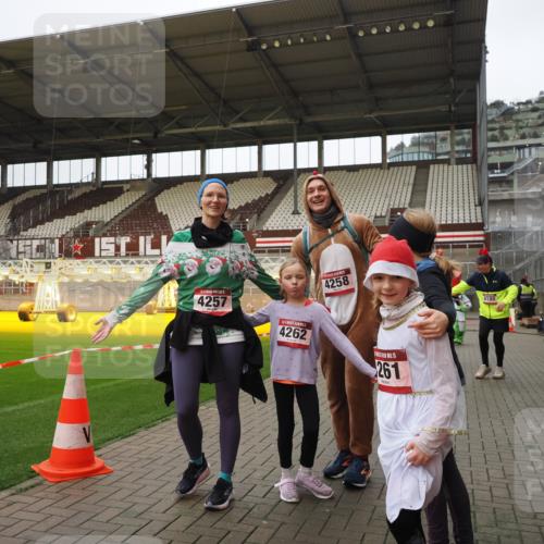07.12.2025 - St. Pauli X-Mass-Run No. 15 Fabian Wolf http://msf.ph/oto/9425358 07.12.2025 12:13:42 Ziel 4048, 4179, 4258, 4261 meine-sportfotos.de