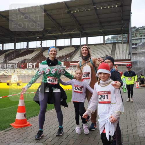 07.12.2025 - St. Pauli X-Mass-Run No. 15 Fabian Wolf http://msf.ph/oto/9425359 07.12.2025 12:13:43 Ziel 4048, 4179, 4258 meine-sportfotos.de