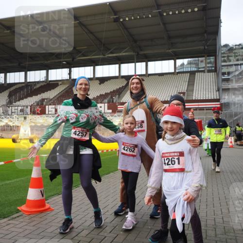 07.12.2025 - St. Pauli X-Mass-Run No. 15 Fabian Wolf http://msf.ph/oto/9425360 07.12.2025 12:13:43 Ziel 4048, 4179, 4258 meine-sportfotos.de