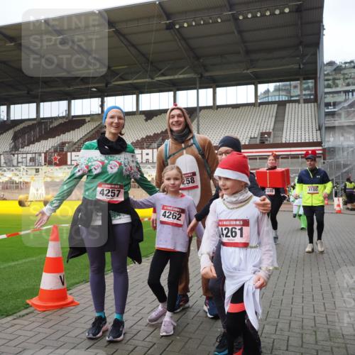 07.12.2025 - St. Pauli X-Mass-Run No. 15 Fabian Wolf http://msf.ph/oto/9425361 07.12.2025 12:13:43 Ziel 4048, 4179, 4258 meine-sportfotos.de