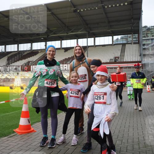 07.12.2025 - St. Pauli X-Mass-Run No. 15 Fabian Wolf http://msf.ph/oto/9425362 07.12.2025 12:13:44 Ziel 4048, 4179 meine-sportfotos.de