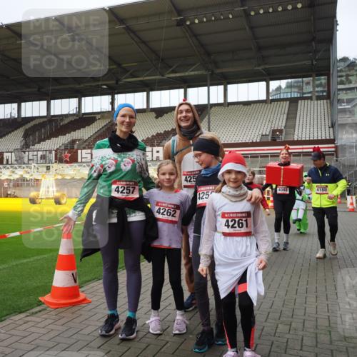07.12.2025 - St. Pauli X-Mass-Run No. 15 Fabian Wolf http://msf.ph/oto/9425363 07.12.2025 12:13:44 Ziel 4048, 4179 meine-sportfotos.de
