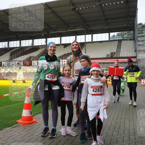 07.12.2025 - St. Pauli X-Mass-Run No. 15 Fabian Wolf http://msf.ph/oto/9425364 07.12.2025 12:13:44 Ziel 4048, 4179 meine-sportfotos.de