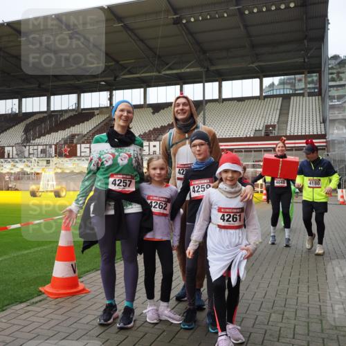 07.12.2025 - St. Pauli X-Mass-Run No. 15 Fabian Wolf http://msf.ph/oto/9425365 07.12.2025 12:13:45 Ziel 4048, 4179 meine-sportfotos.de