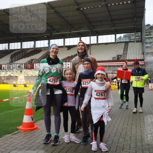 07.12.2025 - St. Pauli X-Mass-Run No. 15 Fabian Wolf http://msf.ph/oto/9425366 07.12.2025 12:13:45 Ziel 4048, 4179 meine-sportfotos.de