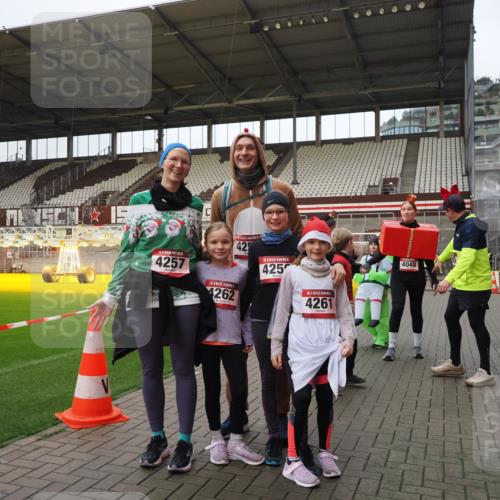 07.12.2025 - St. Pauli X-Mass-Run No. 15 Fabian Wolf http://msf.ph/oto/9425370 07.12.2025 12:13:46 Ziel 4048, 4179 meine-sportfotos.de
