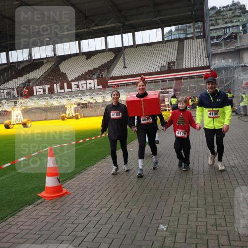 07.12.2025 - St. Pauli X-Mass-Run No. 15 Fabian Wolf http://msf.ph/oto/9425374 07.12.2025 12:13:51 Ziel 4048, 4179 meine-sportfotos.de