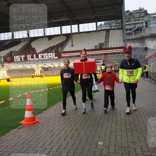 07.12.2025 - St. Pauli X-Mass-Run No. 15 Fabian Wolf http://msf.ph/oto/9425375 07.12.2025 12:13:51 Ziel 4048, 4179 meine-sportfotos.de