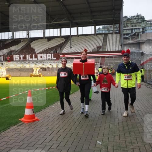 07.12.2025 - St. Pauli X-Mass-Run No. 15 Fabian Wolf http://msf.ph/oto/9425376 07.12.2025 12:13:51 Ziel 4048, 4179 meine-sportfotos.de