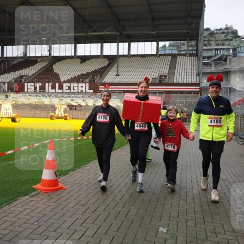 07.12.2025 - St. Pauli X-Mass-Run No. 15 Fabian Wolf http://msf.ph/oto/9425377 07.12.2025 12:13:51 Ziel 4048, 4179 meine-sportfotos.de