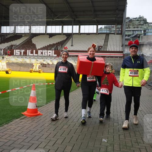 07.12.2025 - St. Pauli X-Mass-Run No. 15 Fabian Wolf http://msf.ph/oto/9425379 07.12.2025 12:13:52 Ziel 4048, 4179 meine-sportfotos.de