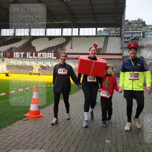 07.12.2025 - St. Pauli X-Mass-Run No. 15 Fabian Wolf http://msf.ph/oto/9425380 07.12.2025 12:13:52 Ziel 4048, 4179 meine-sportfotos.de