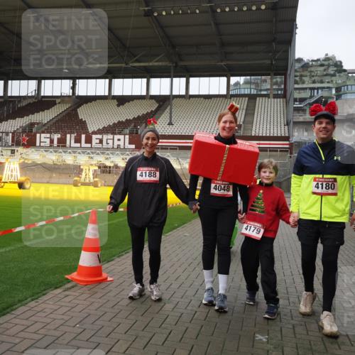 07.12.2025 - St. Pauli X-Mass-Run No. 15 Fabian Wolf http://msf.ph/oto/9425381 07.12.2025 12:13:52 Ziel 4048, 4179 meine-sportfotos.de