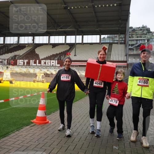 07.12.2025 - St. Pauli X-Mass-Run No. 15 Fabian Wolf http://msf.ph/oto/9425382 07.12.2025 12:13:52 Ziel 4048, 4179 meine-sportfotos.de