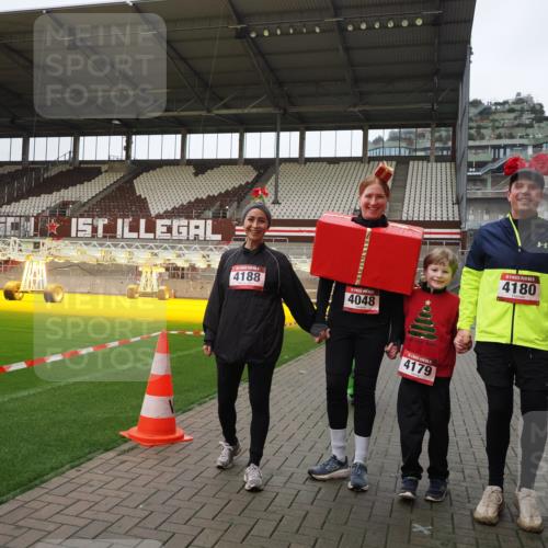 07.12.2025 - St. Pauli X-Mass-Run No. 15 Fabian Wolf http://msf.ph/oto/9425383 07.12.2025 12:13:53 Ziel 4048, 4179 meine-sportfotos.de