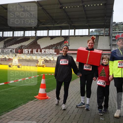 07.12.2025 - St. Pauli X-Mass-Run No. 15 Fabian Wolf http://msf.ph/oto/9425385 07.12.2025 12:13:53 Ziel 4048, 4179 meine-sportfotos.de