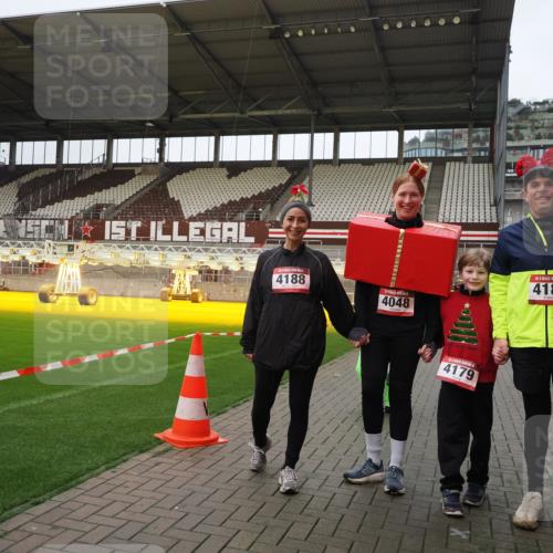 07.12.2025 - St. Pauli X-Mass-Run No. 15 Fabian Wolf http://msf.ph/oto/9425386 07.12.2025 12:13:53 Ziel 4048, 4179 meine-sportfotos.de