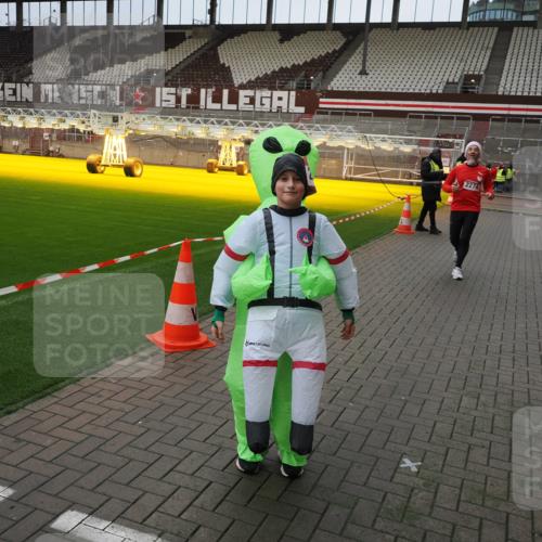 07.12.2025 - St. Pauli X-Mass-Run No. 15 Fabian Wolf http://msf.ph/oto/9425400 07.12.2025 12:14:02 Ziel 2274 meine-sportfotos.de