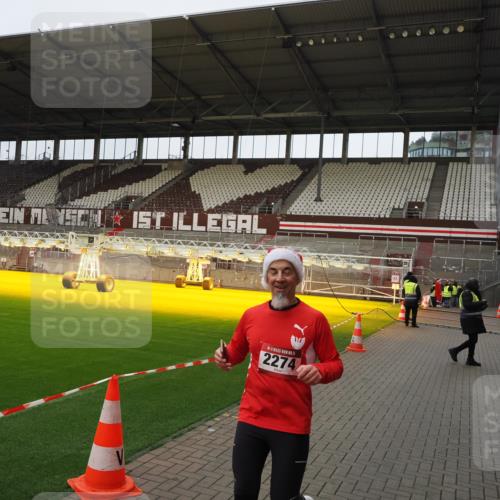 07.12.2025 - St. Pauli X-Mass-Run No. 15 Fabian Wolf http://msf.ph/oto/9425405 07.12.2025 12:14:04 Ziel 2274 meine-sportfotos.de