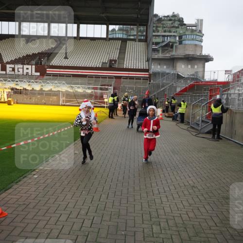 07.12.2025 - St. Pauli X-Mass-Run No. 15 Fabian Wolf http://msf.ph/oto/9425417 07.12.2025 12:14:23 Ziel 444, 445, 451, 454, 457, 3690, 3693 meine-sportfotos.de