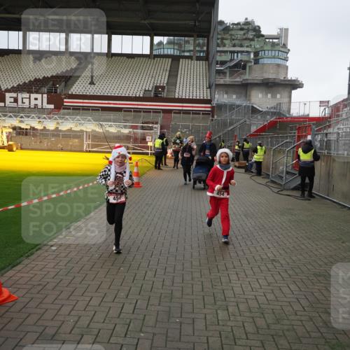 07.12.2025 - St. Pauli X-Mass-Run No. 15 Fabian Wolf http://msf.ph/oto/9425418 07.12.2025 12:14:23 Ziel 444, 445, 451, 454, 457, 3690, 3693 meine-sportfotos.de