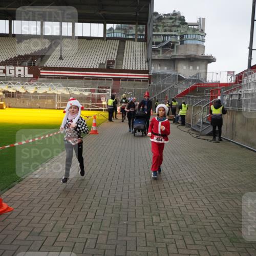 07.12.2025 - St. Pauli X-Mass-Run No. 15 Fabian Wolf http://msf.ph/oto/9425419 07.12.2025 12:14:23 Ziel 444, 445, 451, 454, 457, 3690, 3693 meine-sportfotos.de