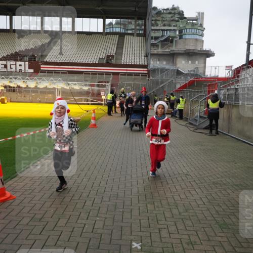 07.12.2025 - St. Pauli X-Mass-Run No. 15 Fabian Wolf http://msf.ph/oto/9425420 07.12.2025 12:14:23 Ziel 444, 445, 451, 454, 457, 3690, 3693 meine-sportfotos.de