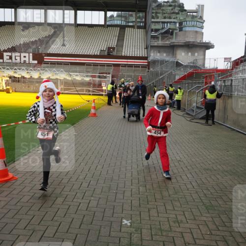 07.12.2025 - St. Pauli X-Mass-Run No. 15 Fabian Wolf http://msf.ph/oto/9425421 07.12.2025 12:14:24 Ziel 444, 445, 451, 454, 457, 3690, 3693 meine-sportfotos.de