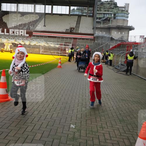 07.12.2025 - St. Pauli X-Mass-Run No. 15 Fabian Wolf http://msf.ph/oto/9425422 07.12.2025 12:14:24 Ziel 444, 445, 451, 454, 457, 3690, 3693 meine-sportfotos.de