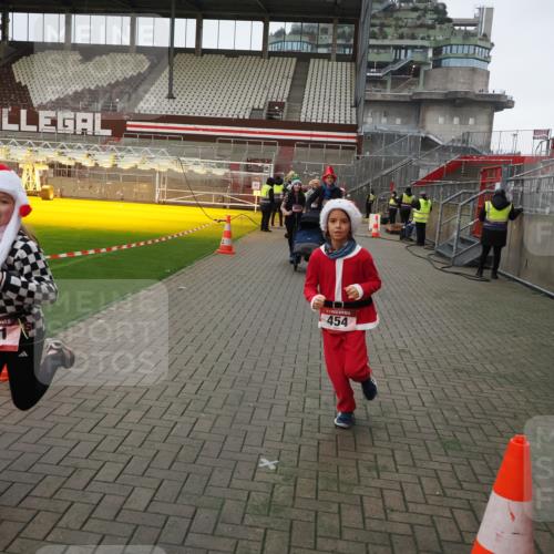 07.12.2025 - St. Pauli X-Mass-Run No. 15 Fabian Wolf http://msf.ph/oto/9425423 07.12.2025 12:14:24 Ziel 444, 445, 451, 454, 457, 3690, 3693 meine-sportfotos.de