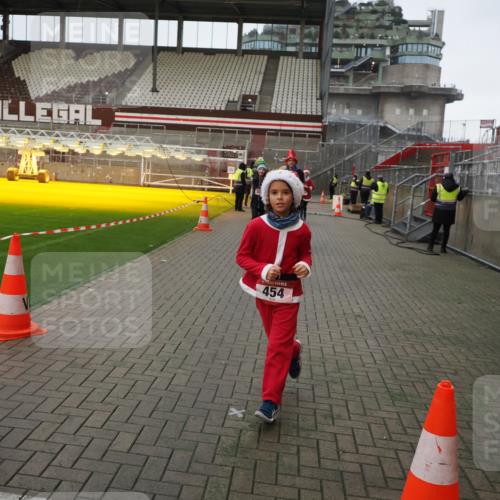 07.12.2025 - St. Pauli X-Mass-Run No. 15 Fabian Wolf http://msf.ph/oto/9425424 07.12.2025 12:14:24 Ziel 444, 445, 451, 454, 457, 3690, 3693 meine-sportfotos.de