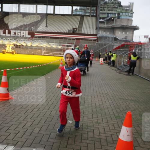 07.12.2025 - St. Pauli X-Mass-Run No. 15 Fabian Wolf http://msf.ph/oto/9425425 07.12.2025 12:14:24 Ziel 444, 445, 451, 454, 457, 3690, 3693 meine-sportfotos.de